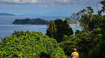 Eric & Amaya di Sulawesi - Worldbiking.info