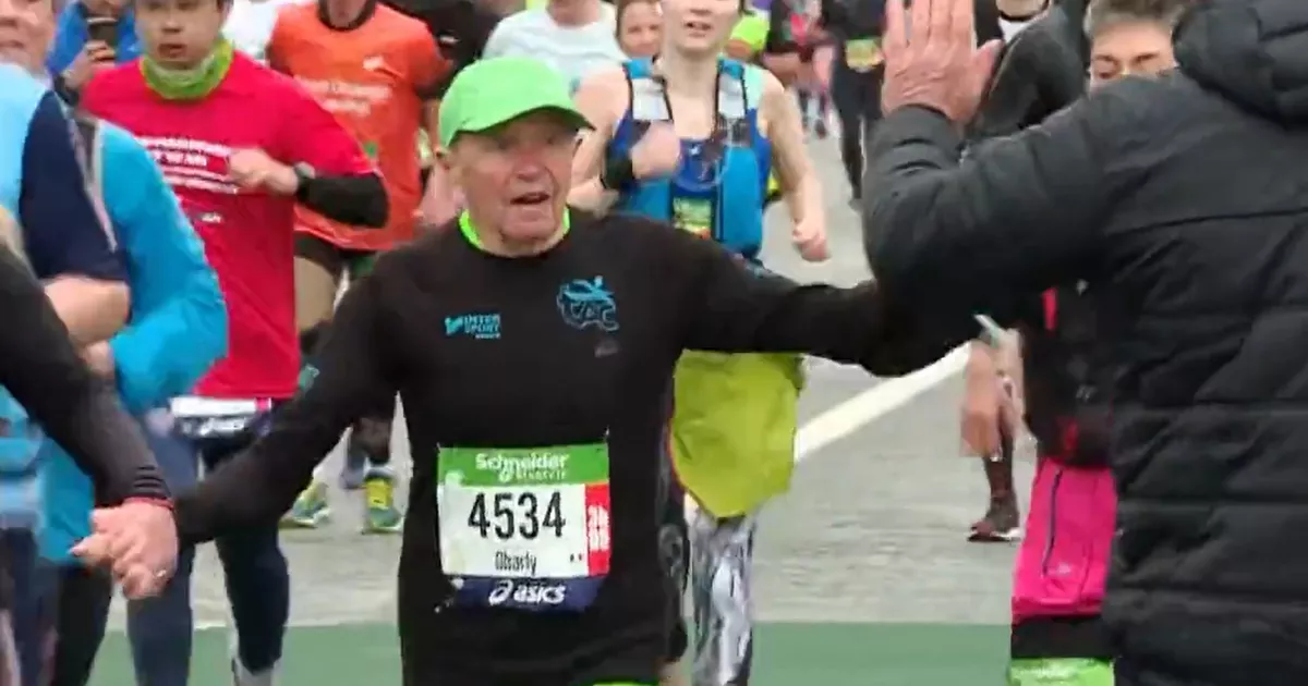 Charly Bancarel. Warga Perancis berumur 93 tahun itu menyelesaikan Paris Marathon pada 2 April 2023. (Foto: newsinfrance.com)