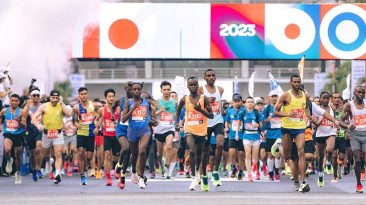 Kategori HM Jakarta Marathon 2023 melakukan start di Plaza Utara GBK. (Foto: IG @jakartamarathon)