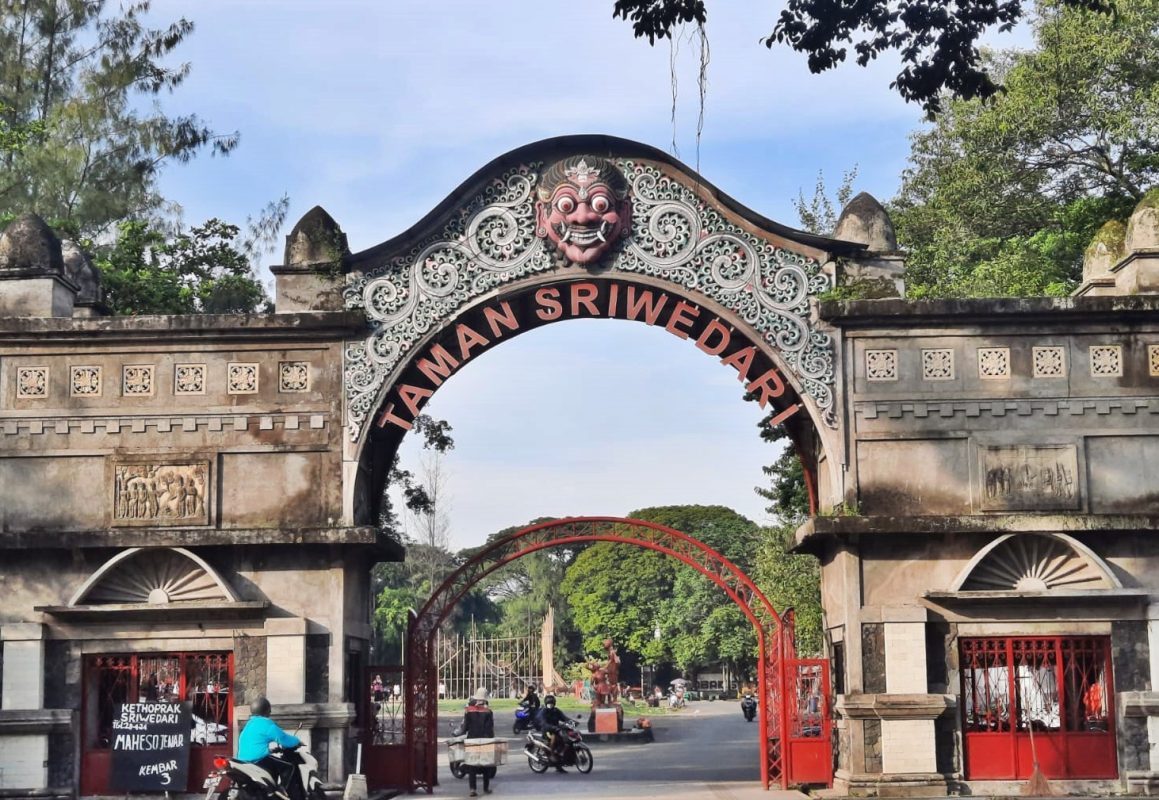 Taman Sriwedari, taman yang bersejarah ini dibangun pada era Sultan Pakubuwono X pada tanggal 1 Januari 1902.